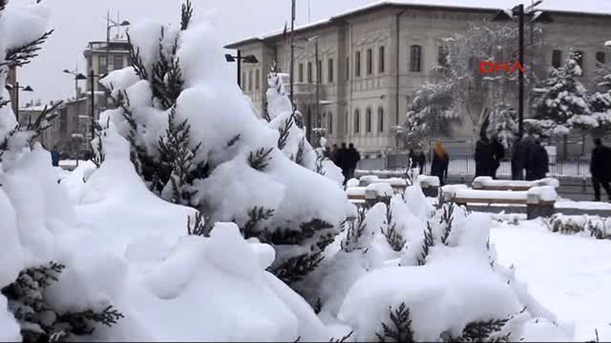 Sivas\'ta Kar Yağışı Ulaşımı Aksattı