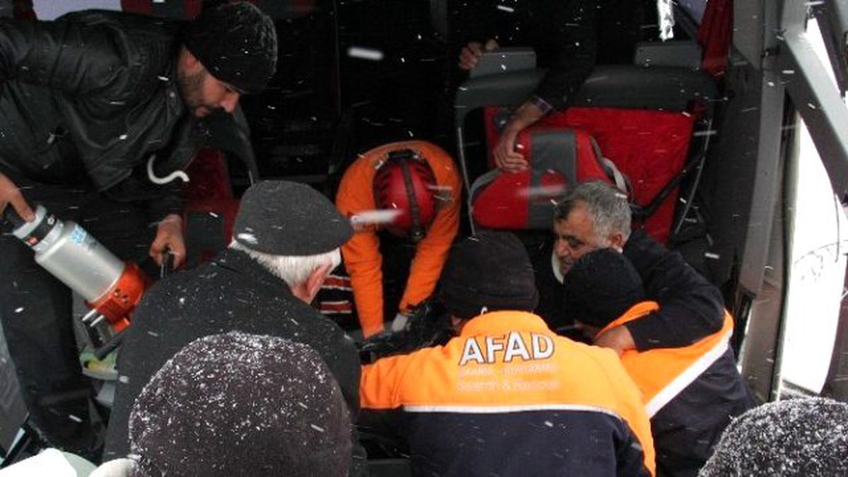 Tır\'a Çarpan Yolcu Otobüsü Şarampole Uçtu: 14 Yaralı