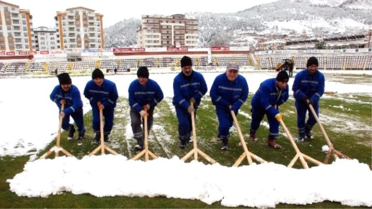 Tokat Gaziosmanpaşa Stadyumu\'nda Kar Temizliği