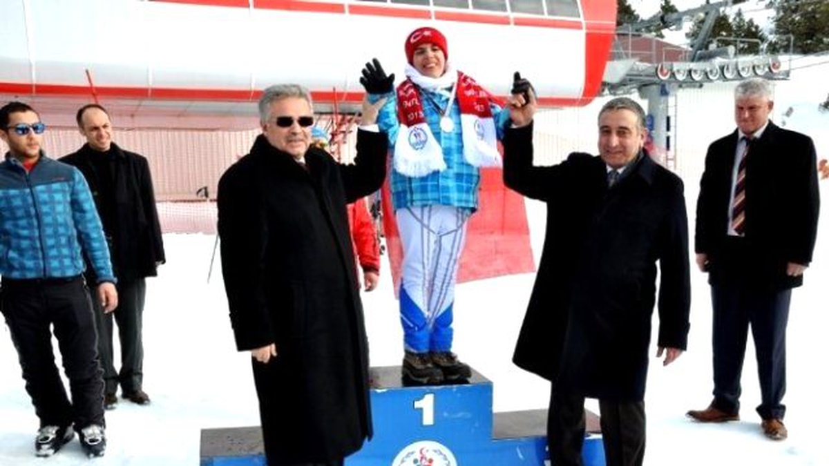 Vali Süleyman Kahraman\'dan Özel Sporcular Madalya