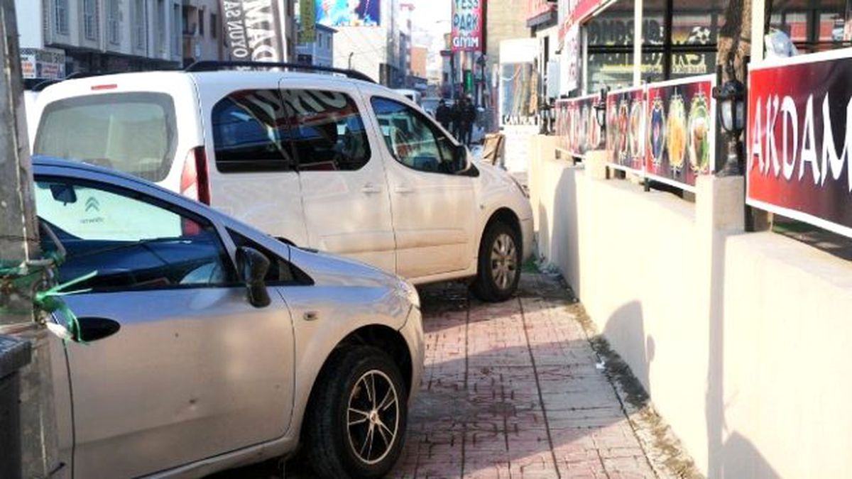 Van\'da Kaldırımlar Otoparka Çevrildi