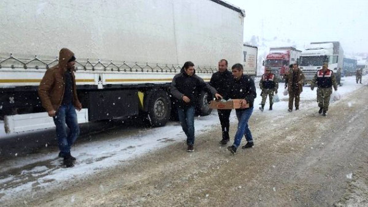 Yolda Kalan Vatandaşlara Kumanya Dağıtıldı
