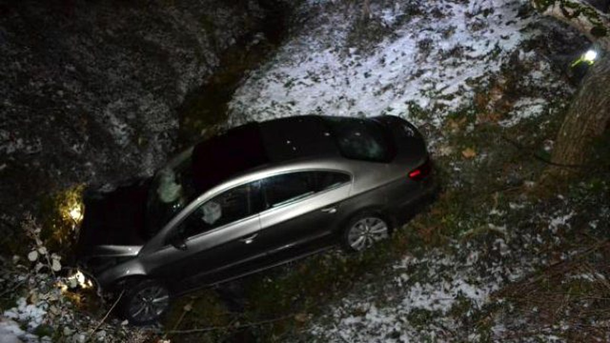 17 Yaşındaki Sürücü Otomobili Dereye Uçurdu: 3 Yaralı