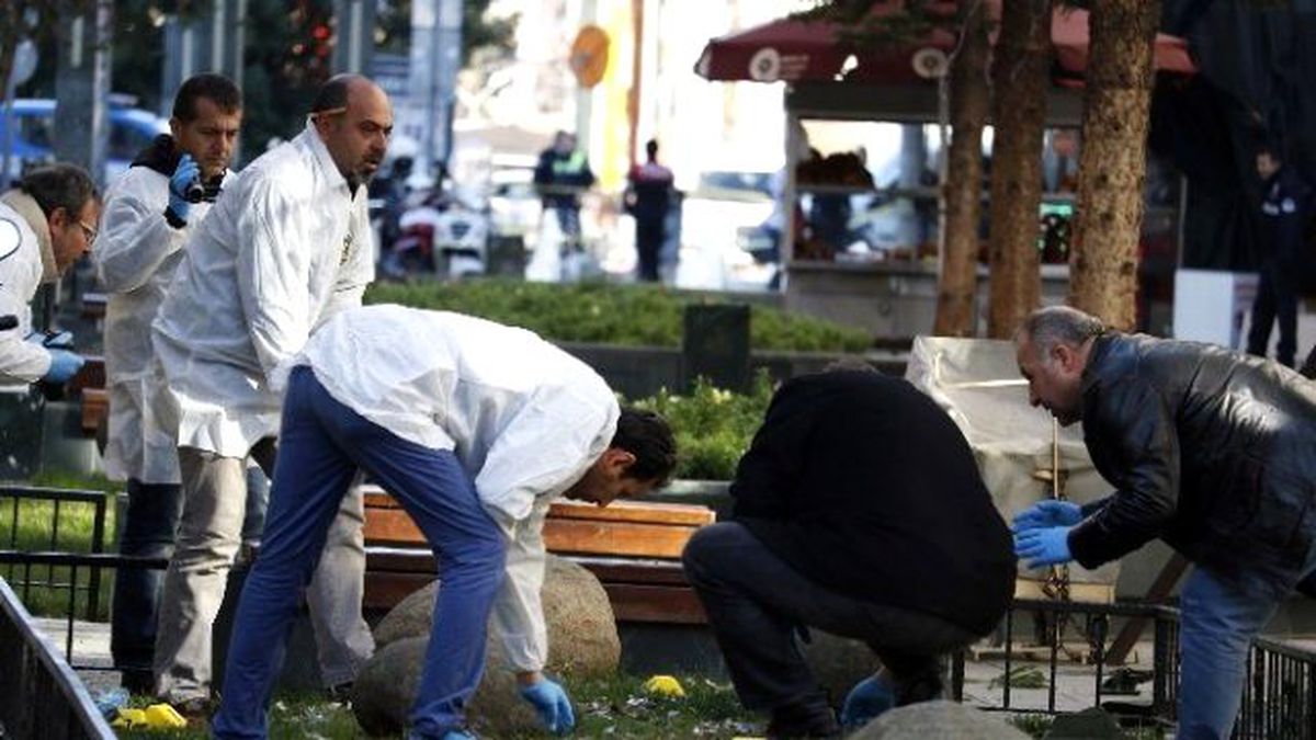 Antalya\'da Çöp Kutusunda Piroteknik Malzeme Patladı: 2 Yaralı