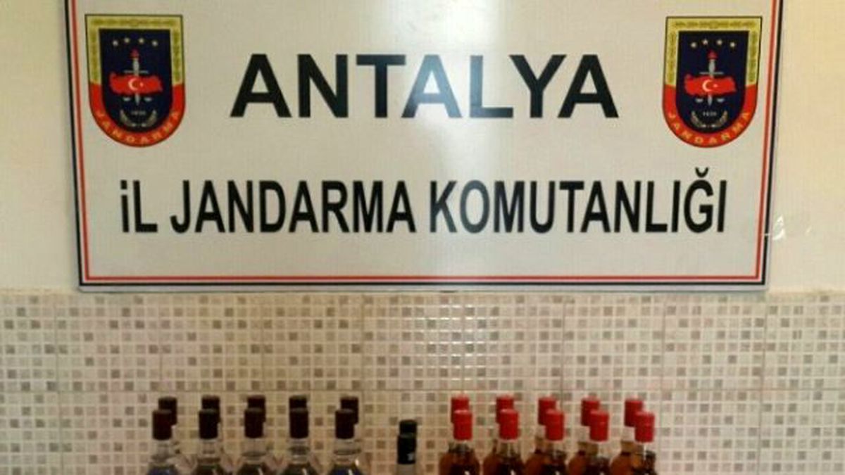 Antalya\'da Kaçak İçki ve Tabanca Ele Geçirildi