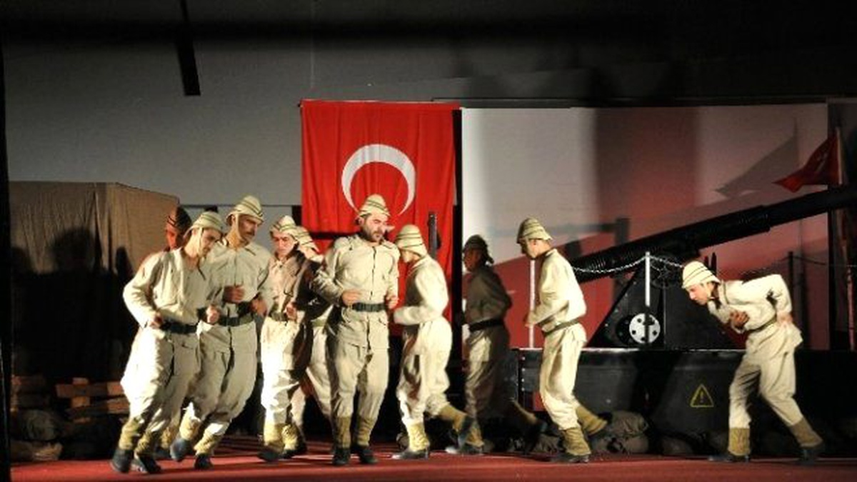 Ayvalık Belediyesi Koca Seyit Tiyatrosunu Ağırladı