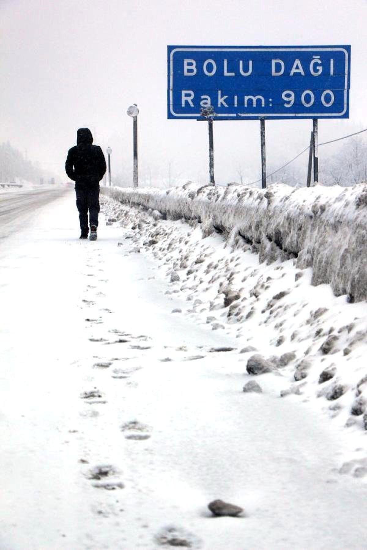 Bolu Dağı\'nda Kar Ulaşımı Yavaşlattı