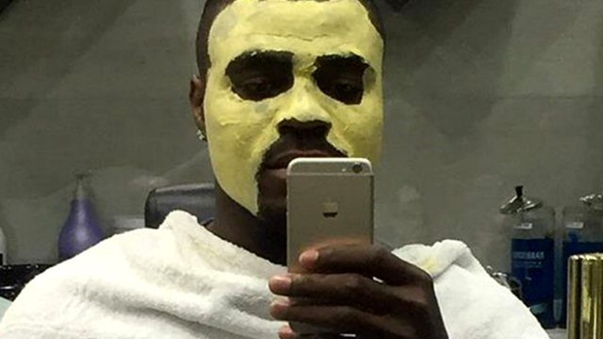 Emenike, Paylaştığı Fotoğrafla Sosyal Medyayı Salladı
