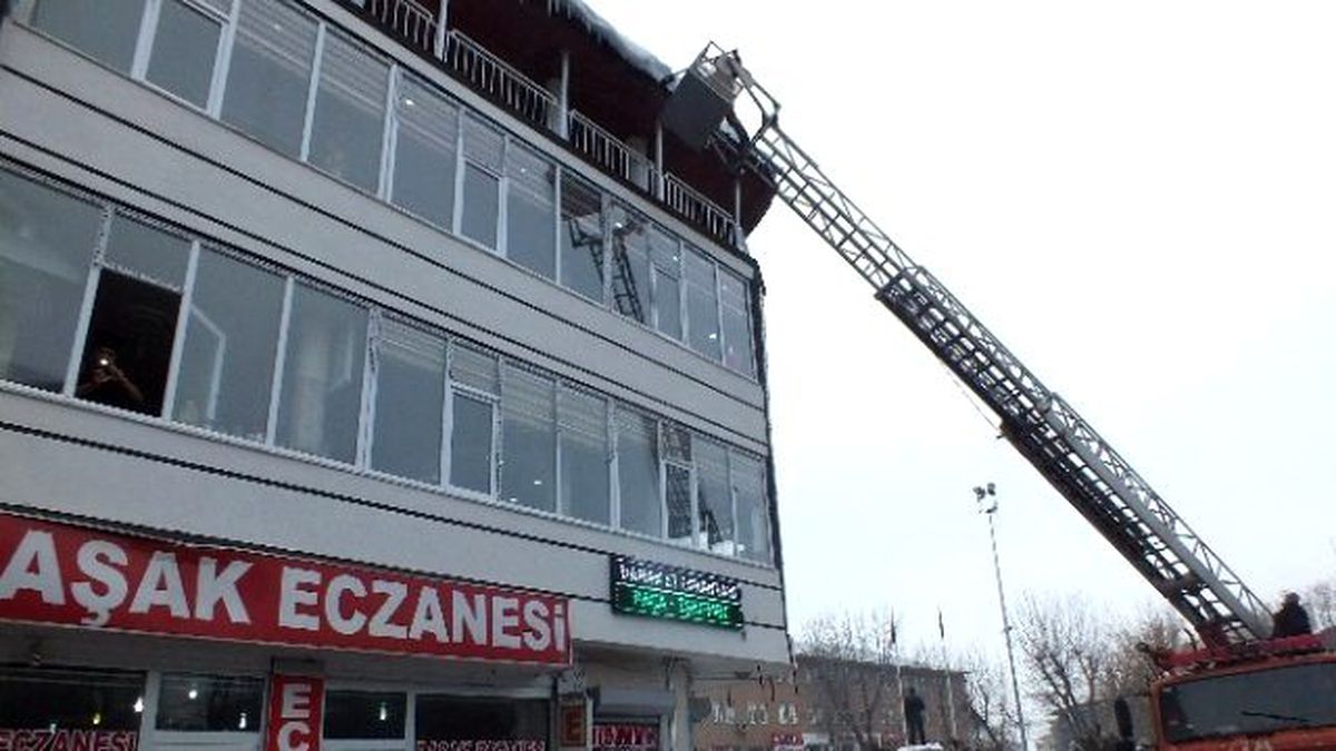 Buz Sarkıtları Tehlike Saçıyor