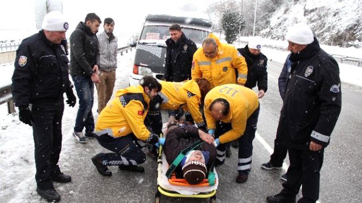 Buzda Kayan Dolmuş Kaza Yaptı: 1\'i Polis 5 Yaralı