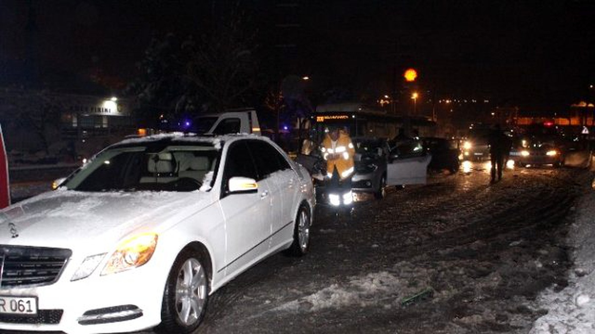 Buzlanan Yolda Zincirleme Kaza: 5 Yaralı