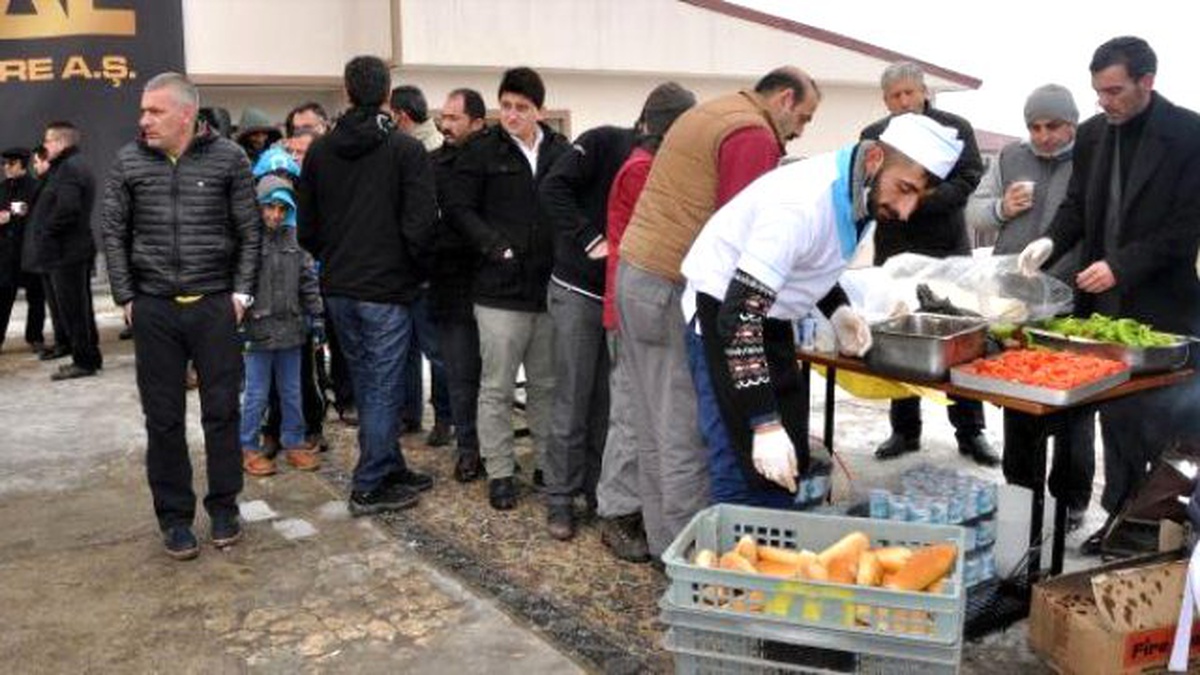 Dondurucu Soğukta Sucuk Ekmek Kuyruğu