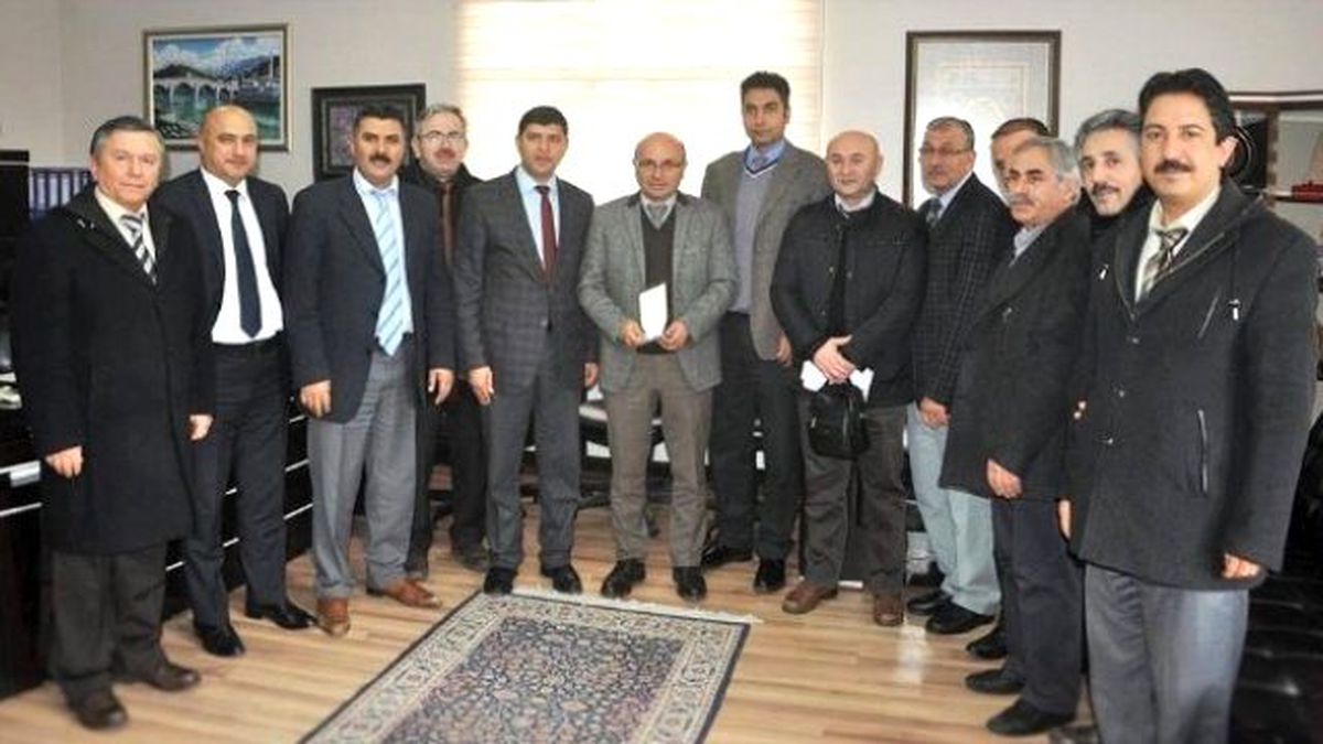 Eğitimcilerden Başkan Oral\'a Plaket