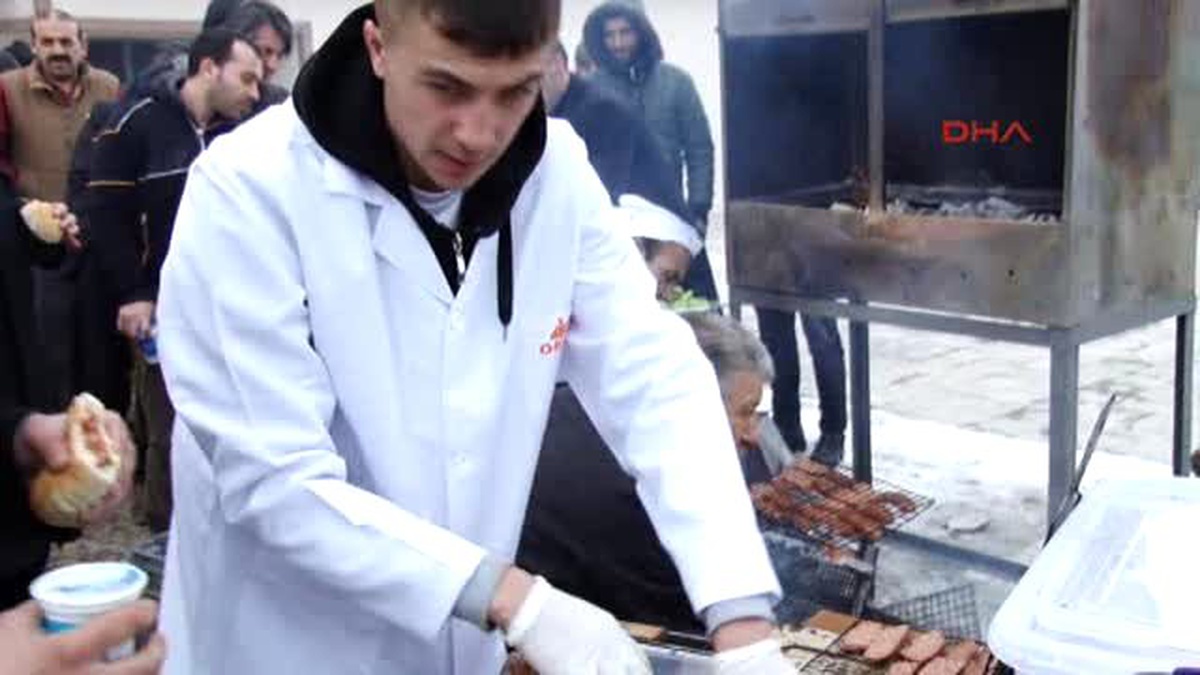 Erzurum Dondurucu Soğukta Sucuk Ekmek Kuyruğu