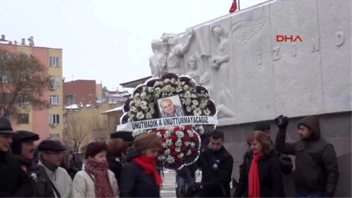 Eskişehir\'de Atatürk Anıtı Önünde Uğur Mumcu\'yu Anma Töreni