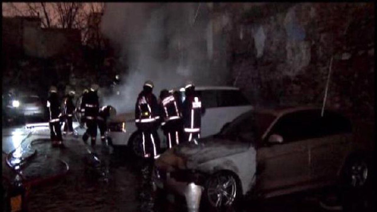 Fatih'te Park Halindeki 7 Lüks Araç Kundaklandı