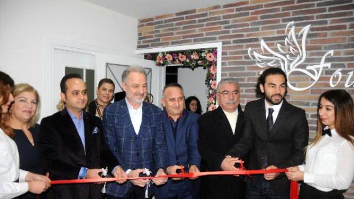 Galatasaray\'ın Kaptanı Selçuk, Kız Kardeşlerinin Moda Mağazasını Açtı
