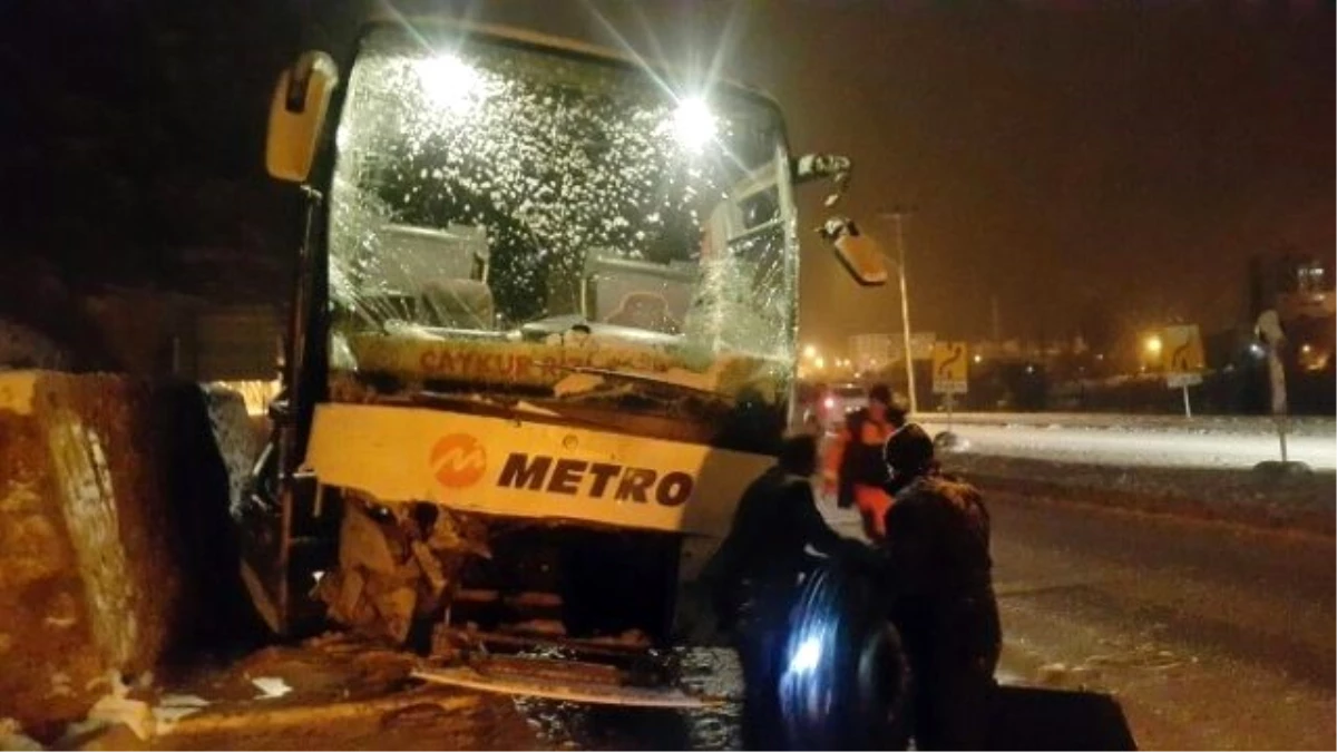 Çaykur Rizespor U-16 Takımını Taşıyan Otobüs Kaza Yaptı