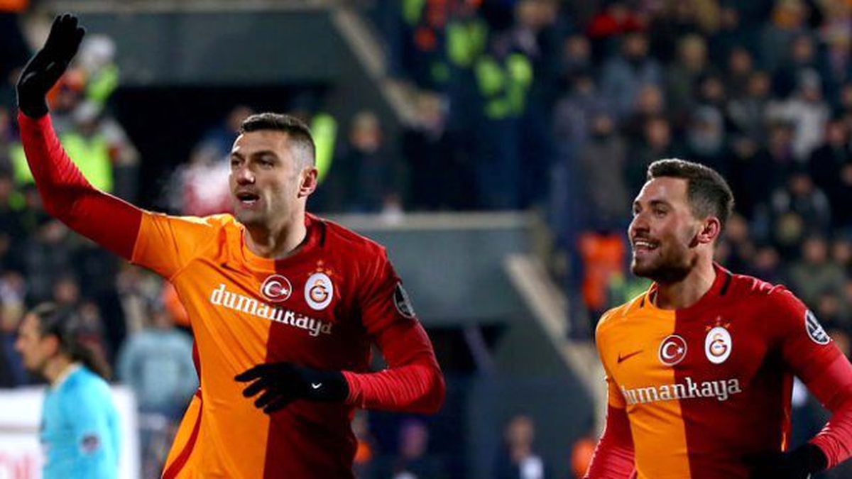 Golünü Attı, Tribünlere El Salladı