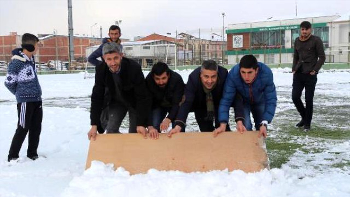 İnegöl\'de Karla Kaplı Sahayı Futbolcular Temizledi