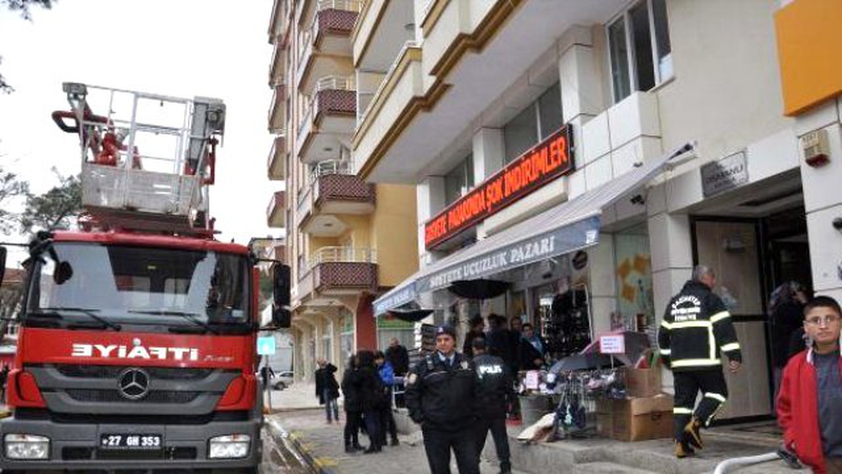 İslahiye\'de Kalorifer Tesisatı Patlayan Apartmanda Panik