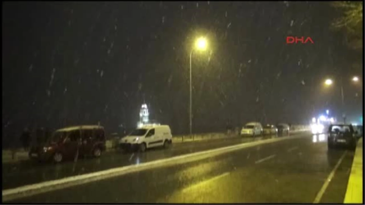 İstanbul\'da Kar Yağışı Gece Saatlerinde Etkisini Arttırdı