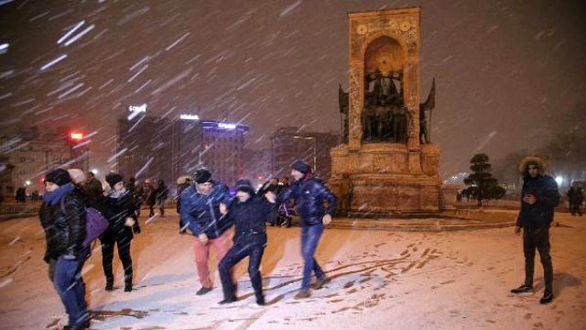 İstanbul\'da Kar Yağışı Gece Saatlerinde Şiddetini Artırdı