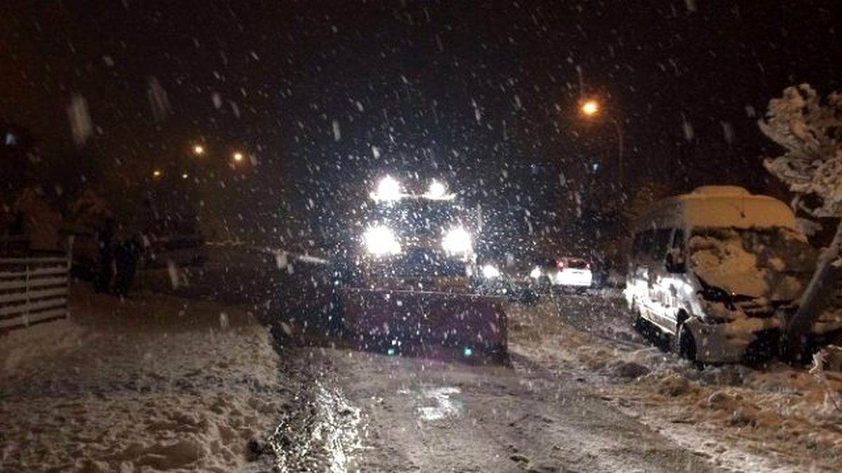 İzmit\'te Kar Mesaisi Sürüyor