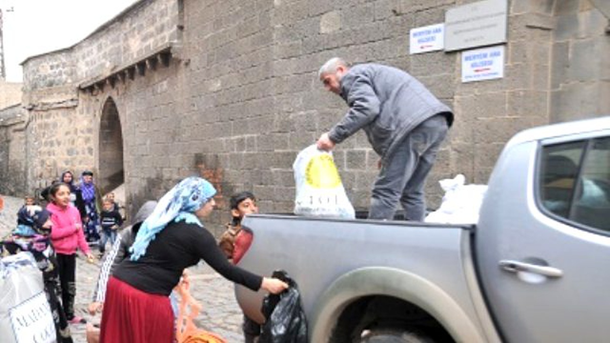 Kayapınar Belediyesi Sur\'lu 350 Aileye Yardım Ulaştırdı