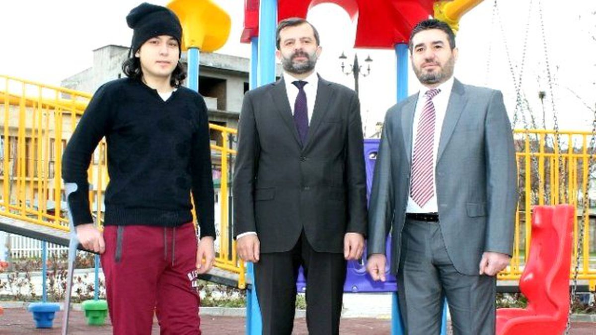 Suriye\'de Bacağı Kopan Genç, Protez Bacakla Hayata Tutundu