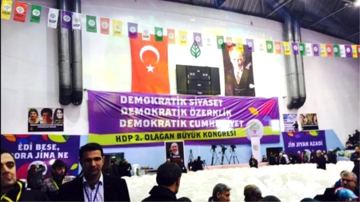 PKK Marşıyla Başlayan HDP Kongresinde Öcalan ve Atatürk Posteri Yan Yana