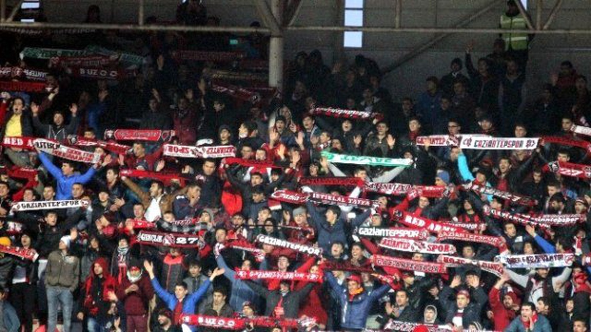 Rakip Taraftarlar Aynı Tribünde Maçı İzledi