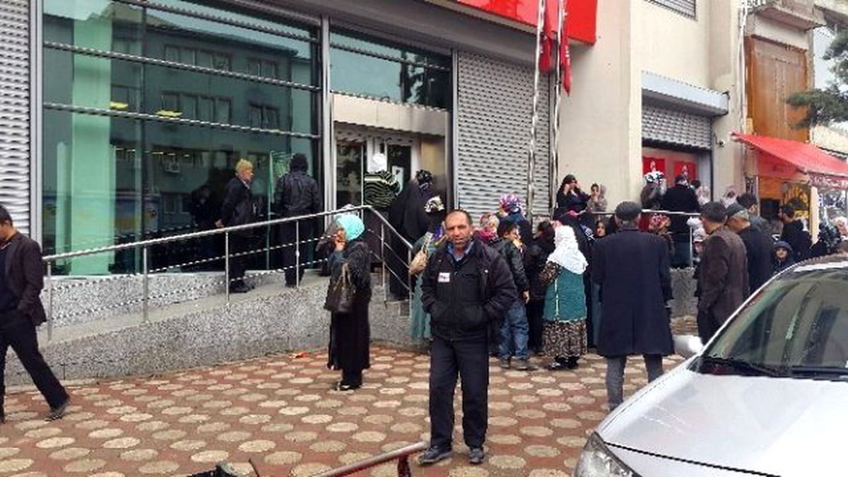 Silvan\'da Mağdur Olan Halka Yardımlar Devam Ediyor