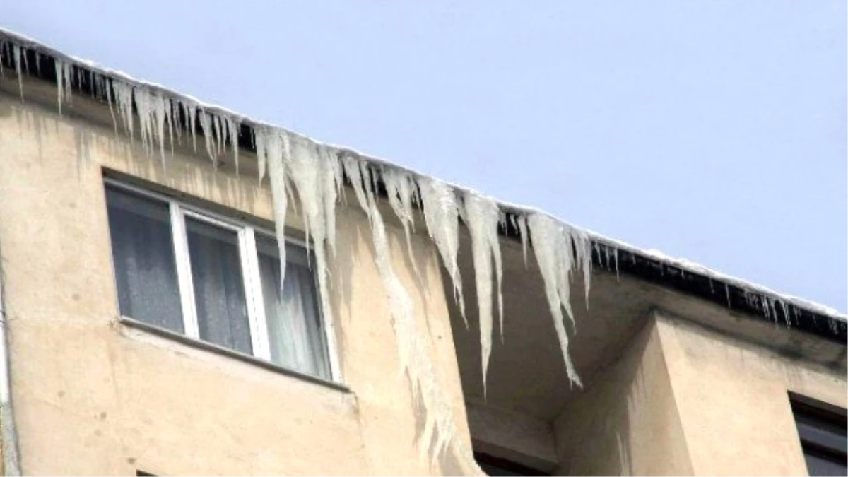 Soğuk Çatılarda 2 Metrelik Buz Sarkıtları Oluşturdu