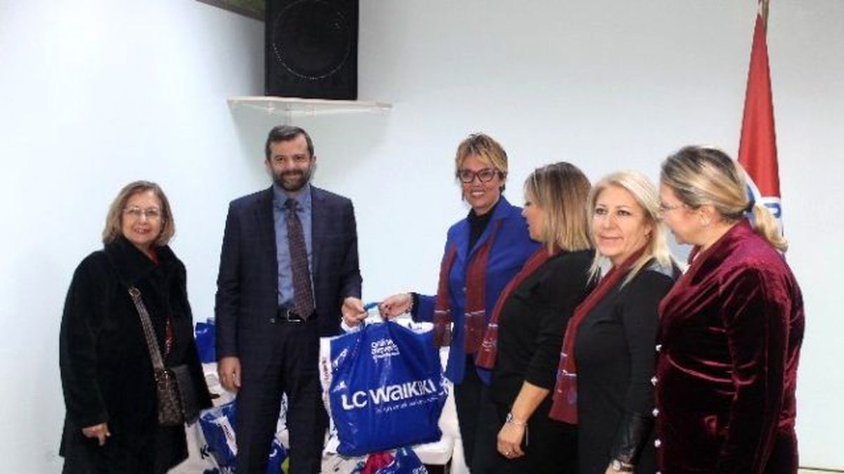 Suriyeli Minik Lina\' Nın Sandalye Mutluluğu