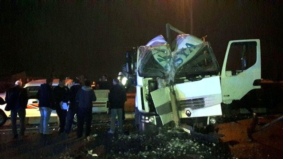 Tır Elektrik Direğine Çarptı