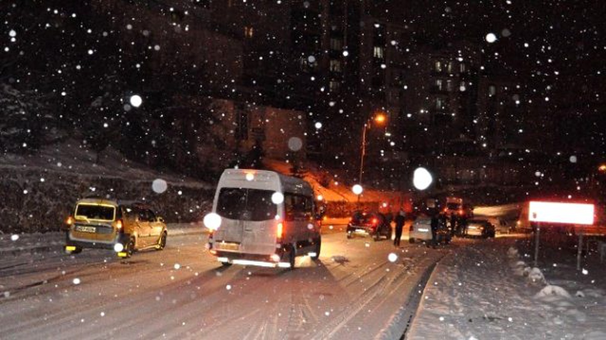 Tunceli\'de Kar Yağışı Trafiği Felç Etti