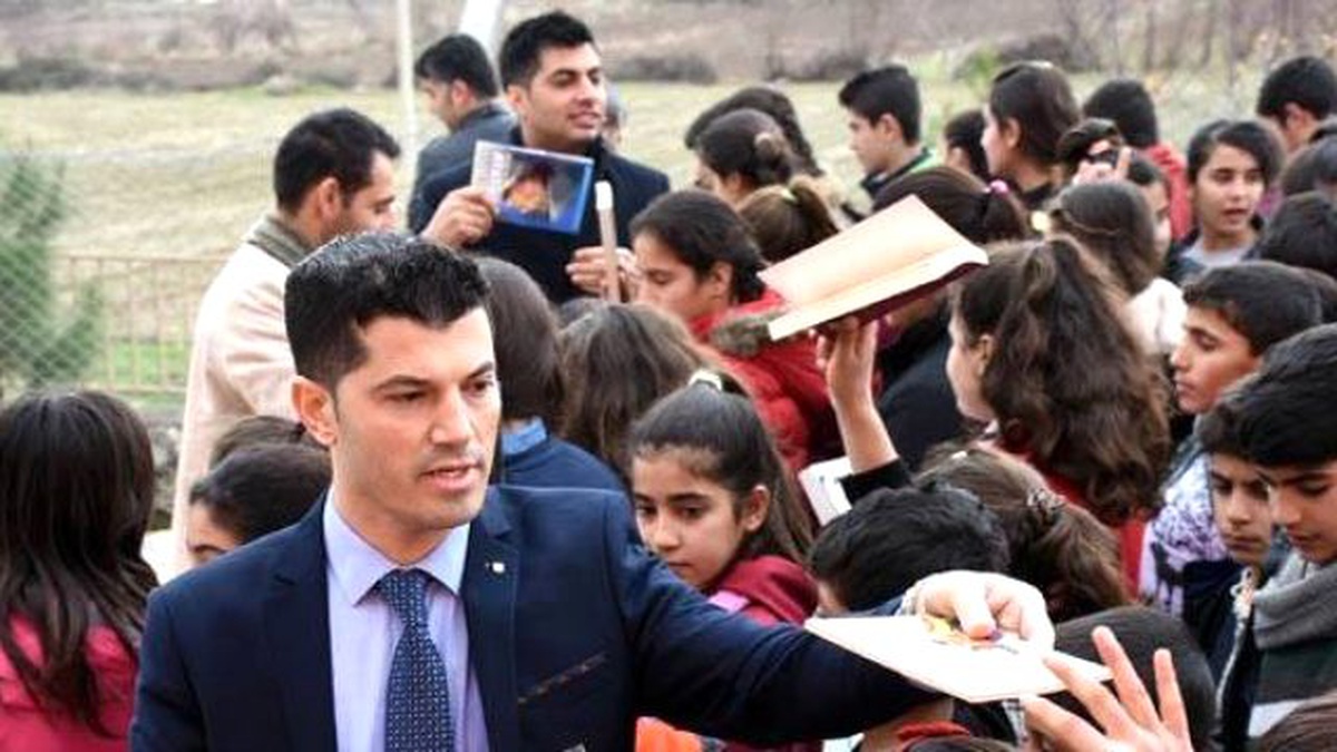 Turizmcilerden Köy Çocuklarına Kitap Bağışı
