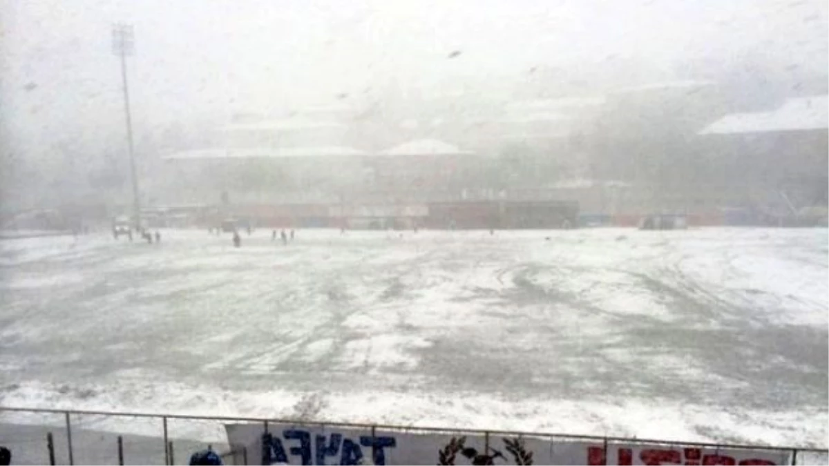 Yoğun Kar Yağışı Nedeniyle Kömürspor - Kırıkhanspor Maçı Ertelendi