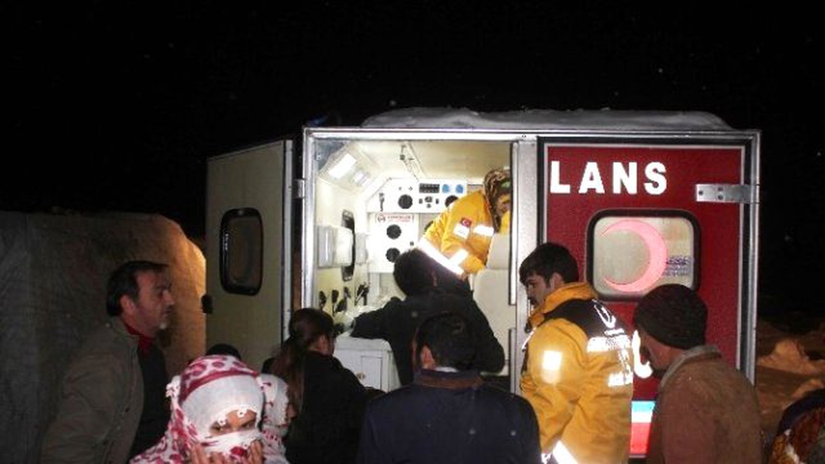 Yolları Kapanan Köydeki Kadın Hasta 8 Saatte Kurtarıldı