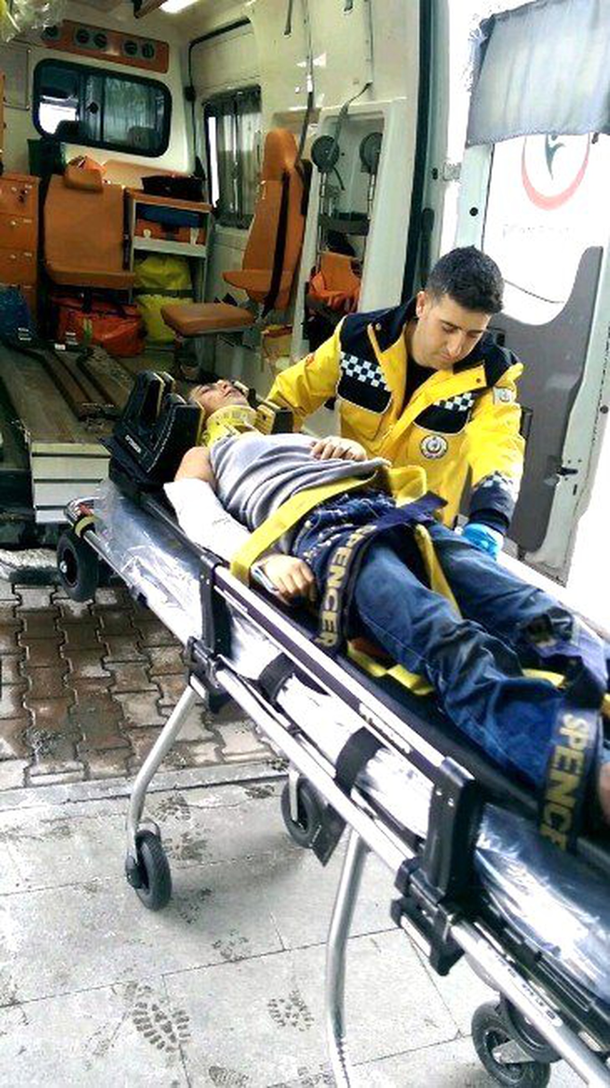 13 Yaşındaki Kız Çocuğu İkinci Kattan Düşerek Yaralandı