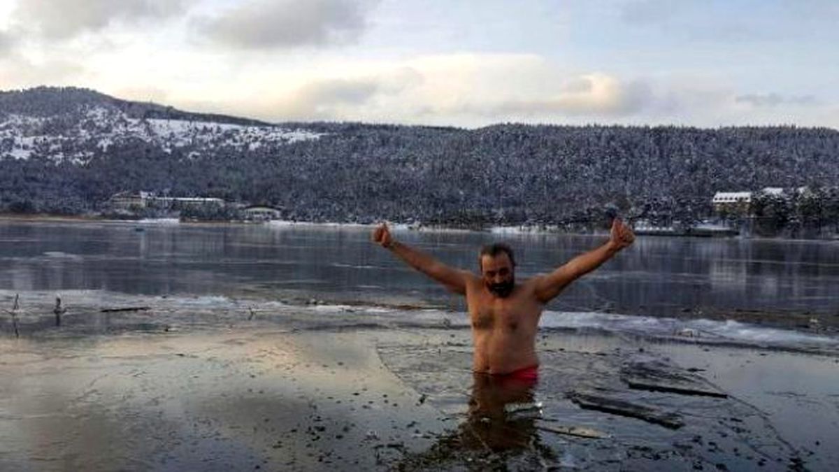 Soğuk Havaya Kafa Tutan Bolulu İş Adamı Buzunu Kırıp Yüzüyor