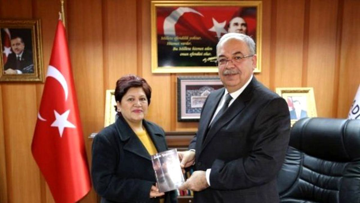 Adıyamanlı Şair Son Kitabını Başkan Kutlu\'ya Takdim Etti