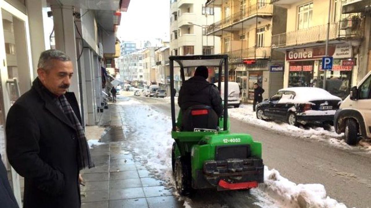 Akçakoca\'da Kaldırımlar Modern Bir Şekilde Temizleniyor
