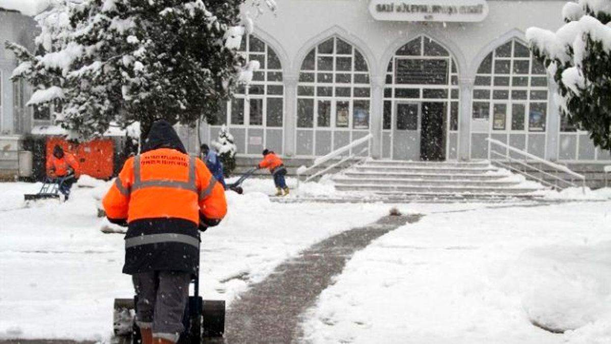 Akyazı\'da Ekipler Kar İçin Teyakkuzda