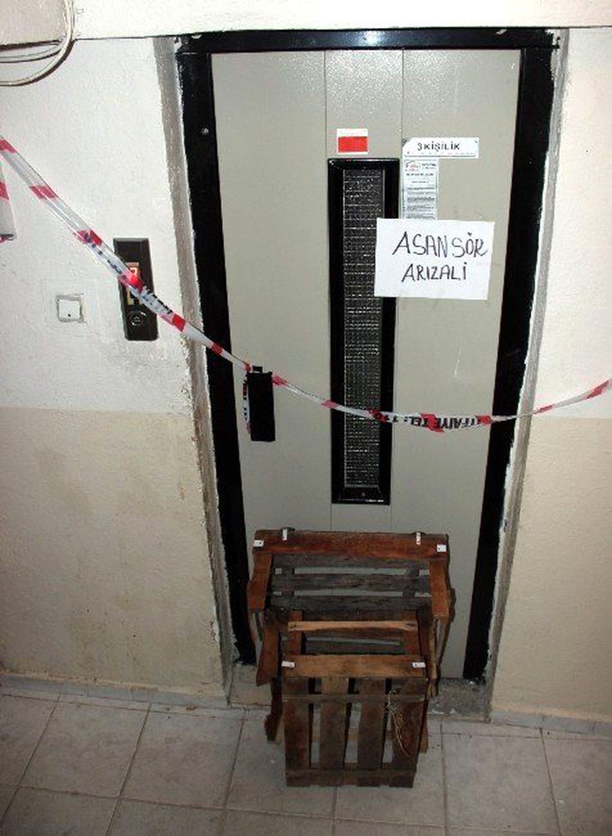 Asansör Boşluğuna Düşen Adam Yaralandı