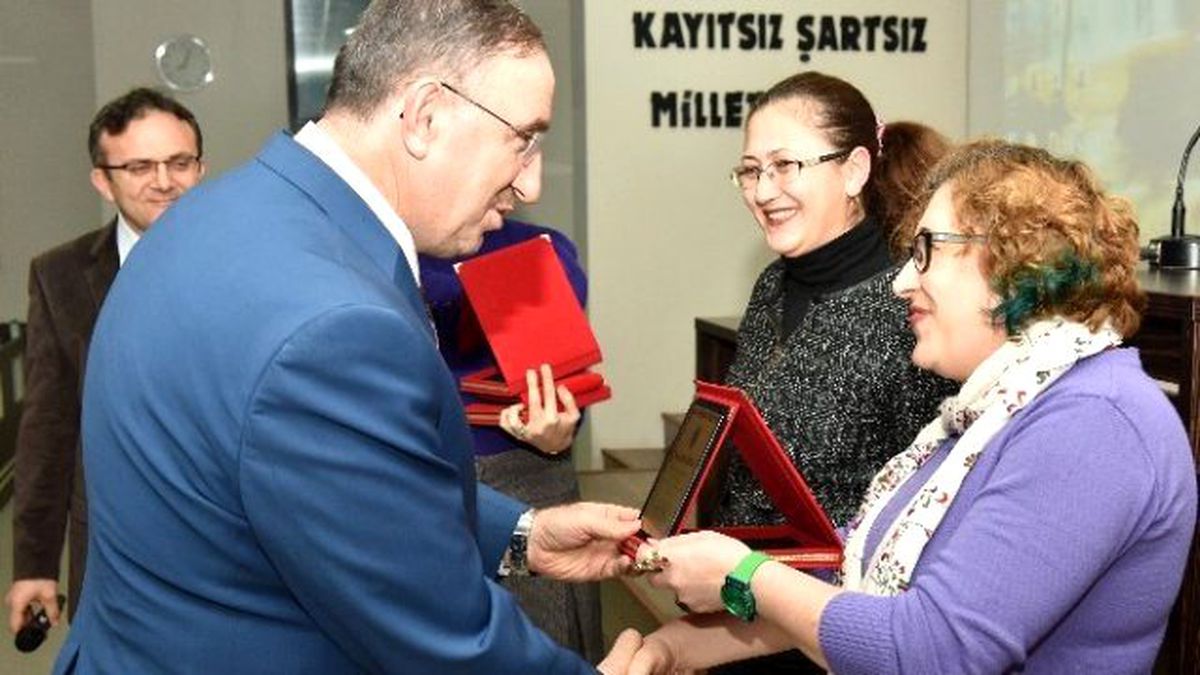 Başkan Kurtulan\'dan Hayvanseverlere Plaket