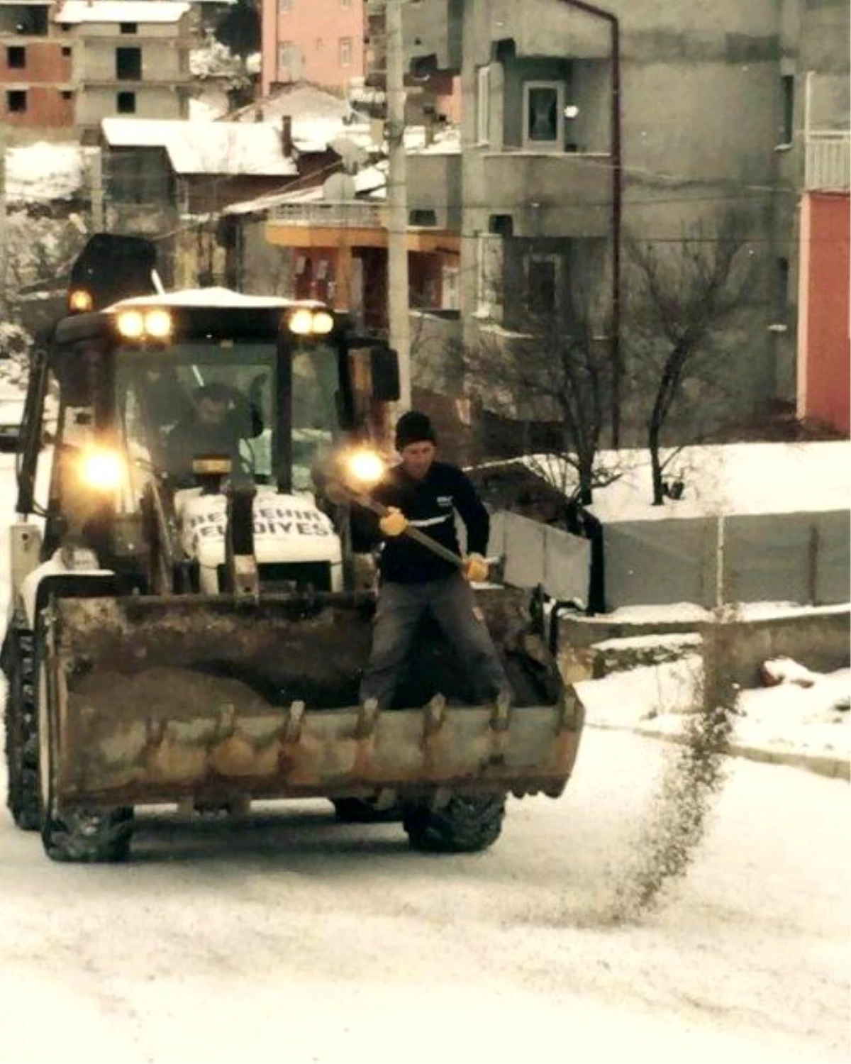 Beyşehir\'de Buzlanmaya Karşı Yollar Tuzlanıyor