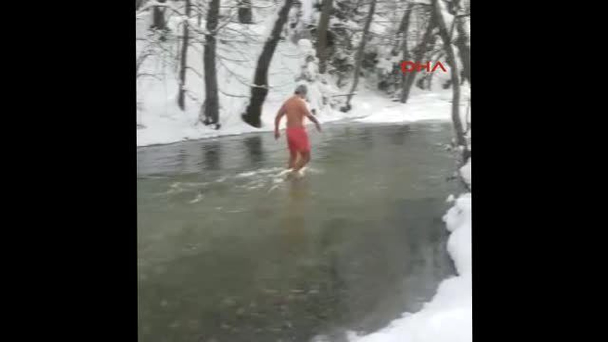 Bolu Abant Gölü\'nün Buzunu Kırıp Suya Girdi