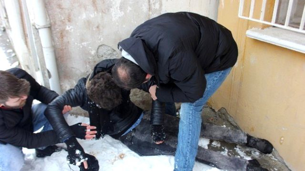 Bonzai İçen Genci Polis Zor İkna Etti